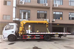 石台附近汽车轮胎更换